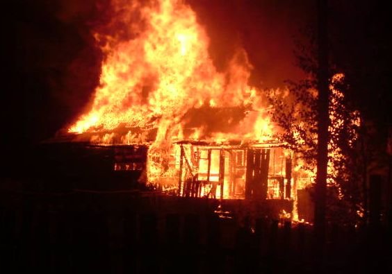 Дачу в Рязанской области тушили 2 пожарных автомобиля