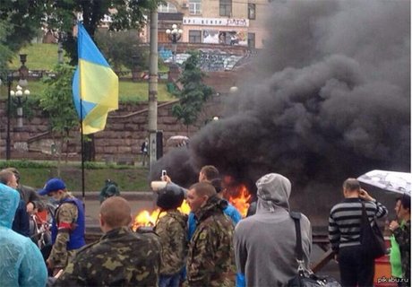 На Майдане в знак протеста жгут покрышки