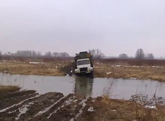 В Рязанской области засняли непотопляемый грузовик