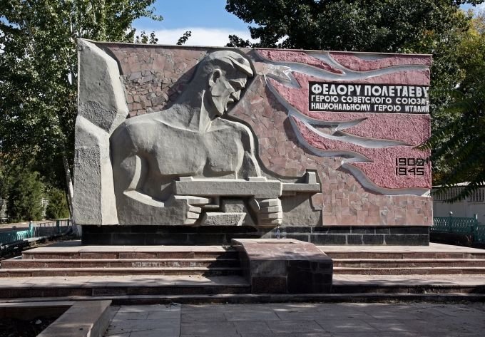 Памятник Полетаеву в Красногорске (фото 2012 года)