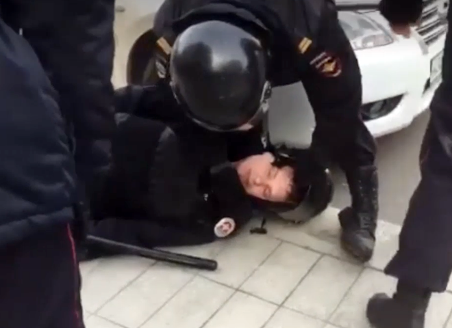 Полицейский получил травму головы на митинге в Москве
