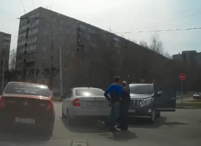 Видео: в Рязани молодой и опытный водитель устроили разборку после ДТП