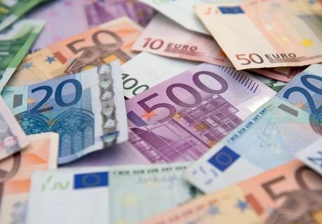 Официальный курс евро снизился на 32,32 копейки