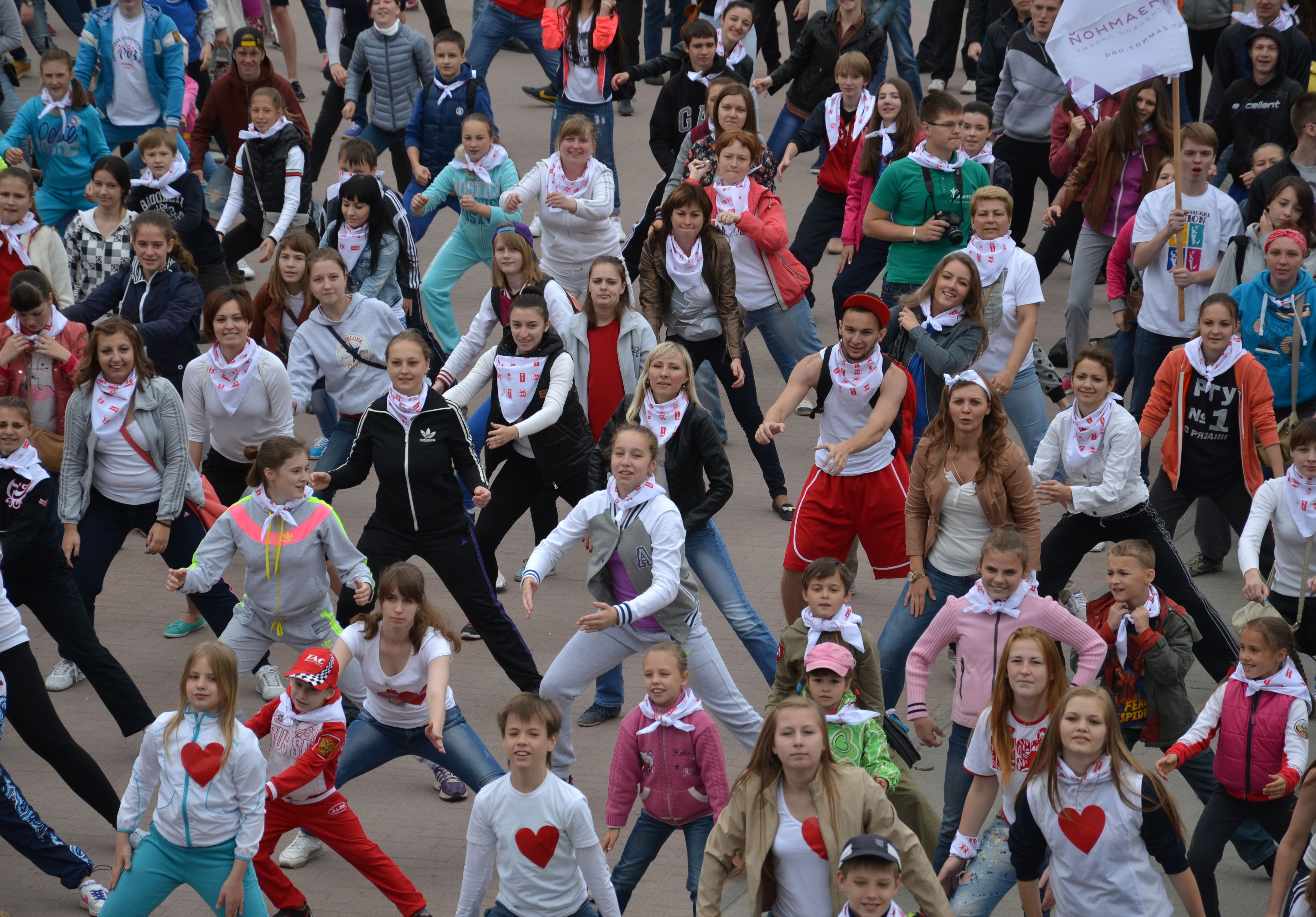 Рязанская молодежь станцевала на площади Победы