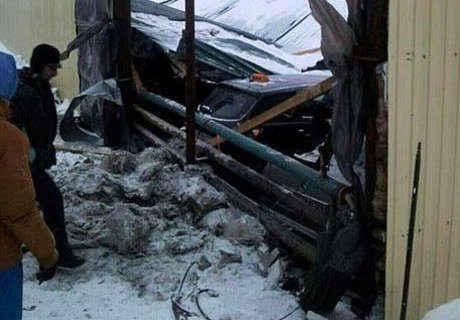 В Норильске на 150 машин рухнула крыша парковки