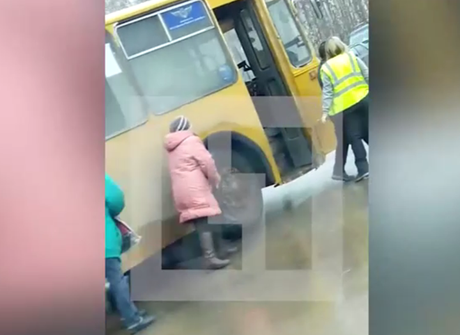 Видео: в Рязани пенсионеры толкают троллейбус