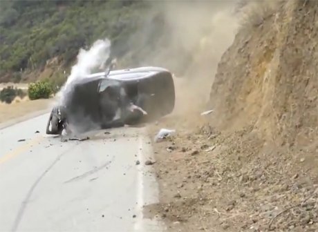 Водитель BMW на огромной скорости врезался в скалу и выжил (видео)
