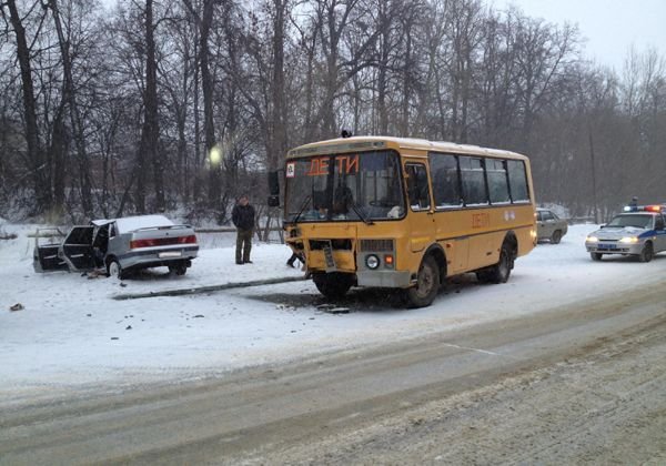 В ДТП со школьным автобусом пострадала учительница