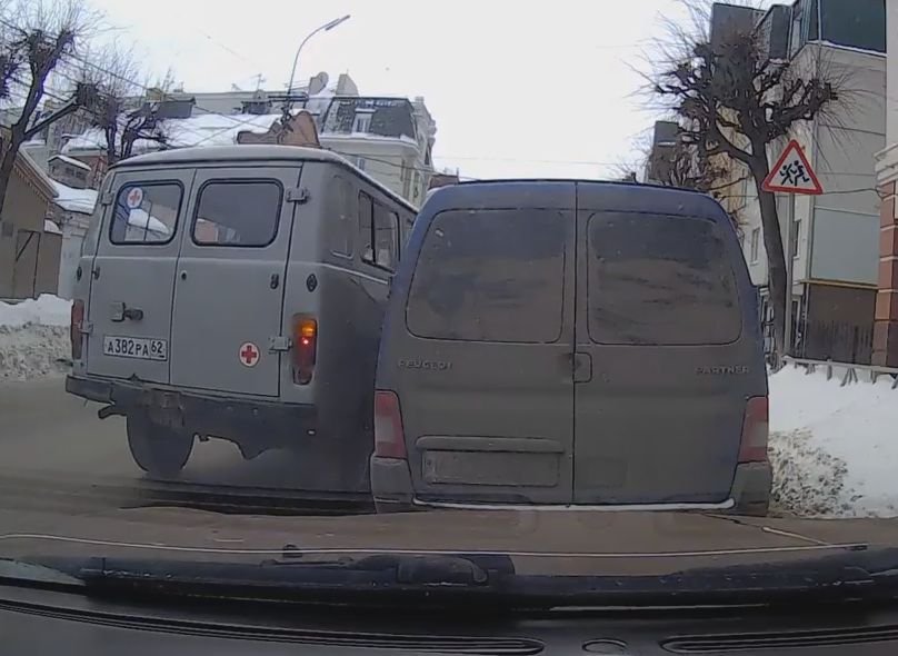 Видео: в центре Рязани скорая помощь таранит припаркованный автомобиль