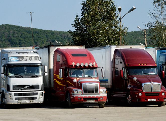 Водителей грузовиков предлагают штрафовать за парковку в жилых зонах