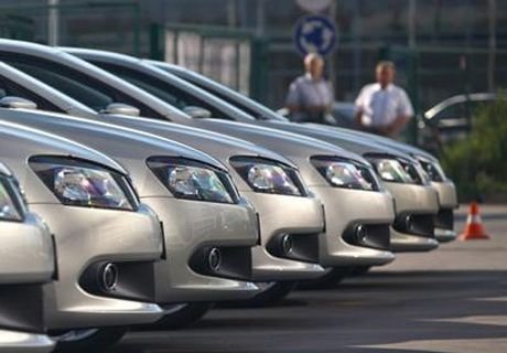 Производство легковых авто в РФ сократилось на 40%