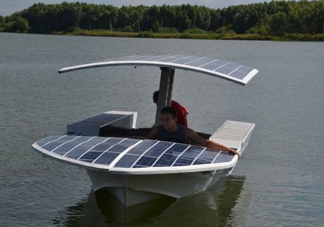 В Рязани спустили на воду лодку на солнечных батареях