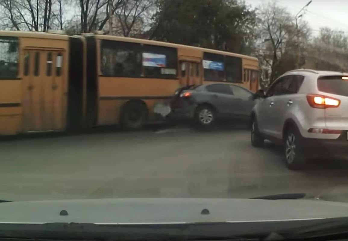 Момент столкновения Mazda и автобуса в Рязани попал на видео