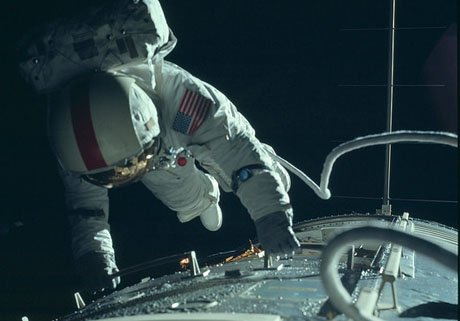 Опубликованы фотоснимки миссий NASA на Луну