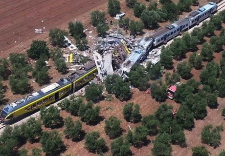 На юге Италии столкнулись пассажирские поезда (видео)