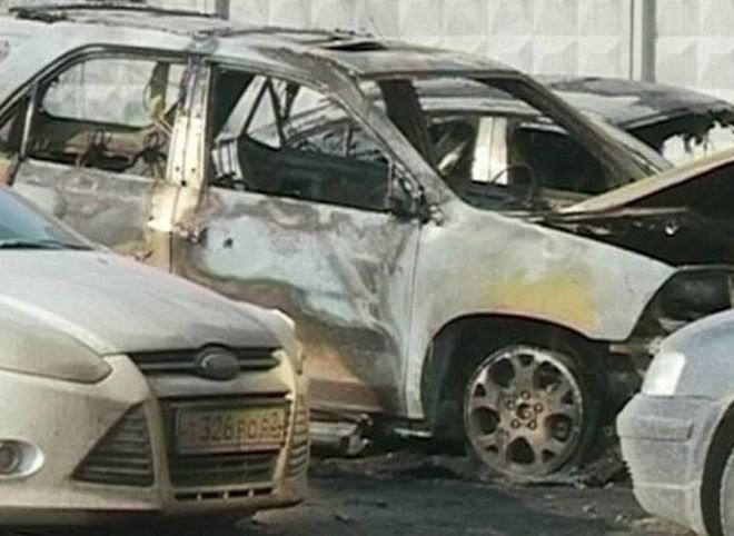СМИ: автомобили на парковке в Канищеве подожгли