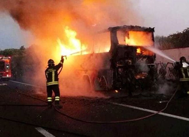 В Италии разбился и загорелся автобус с детьми