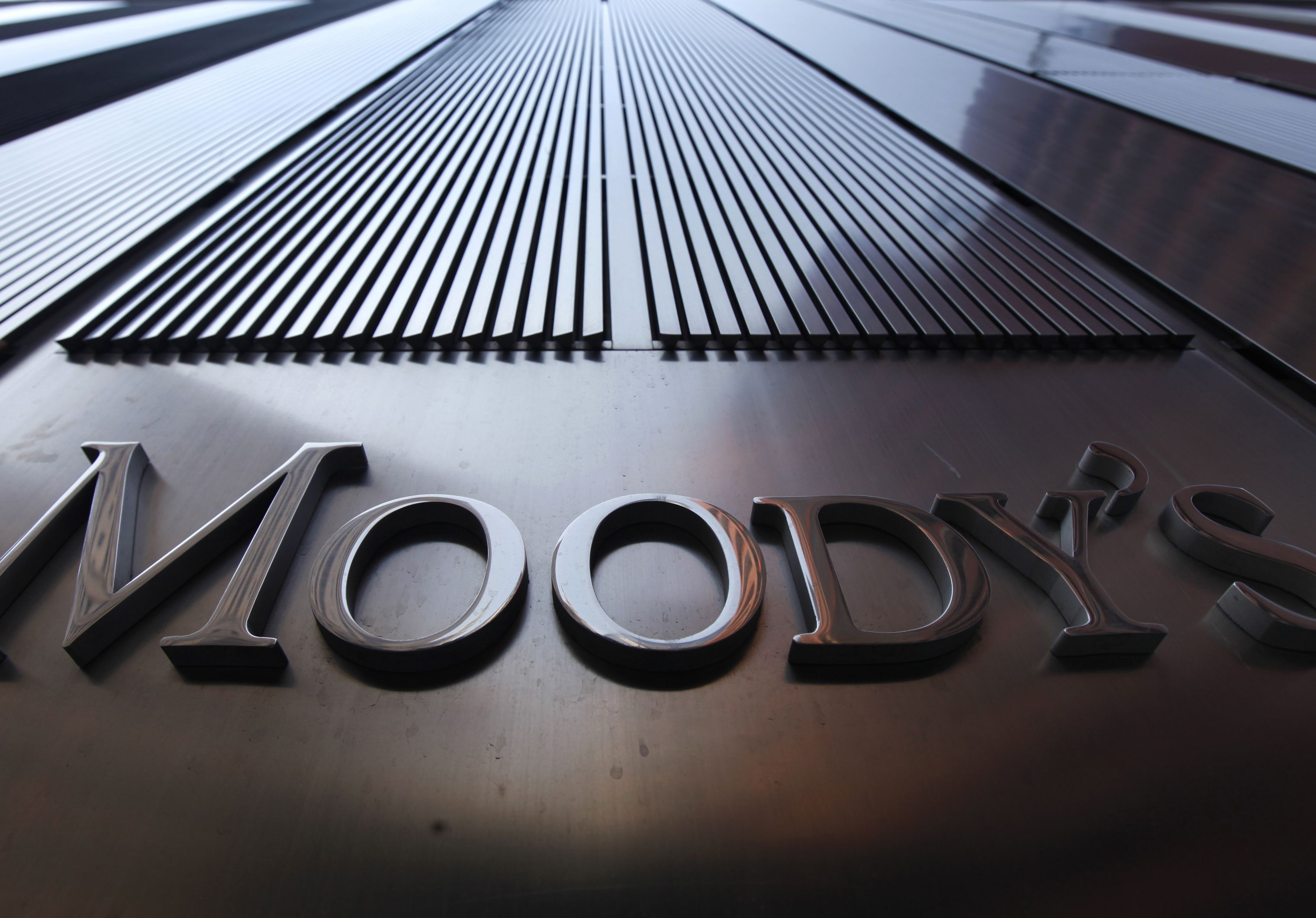 Moody's понизило рейтинги крупнейших банков России