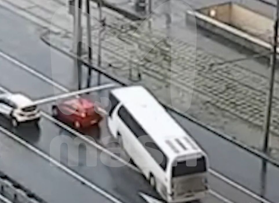В Москве автобус с китайскими туристами въехал в столб (видео)