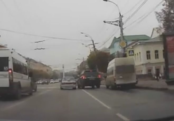 Видео: Land Cruiser растолкал всех на перекрестке в Рязани