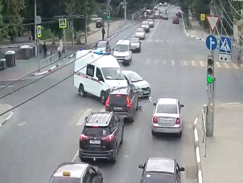 Опубликовано видео момента ДТП со «скорой» на улице Есенина