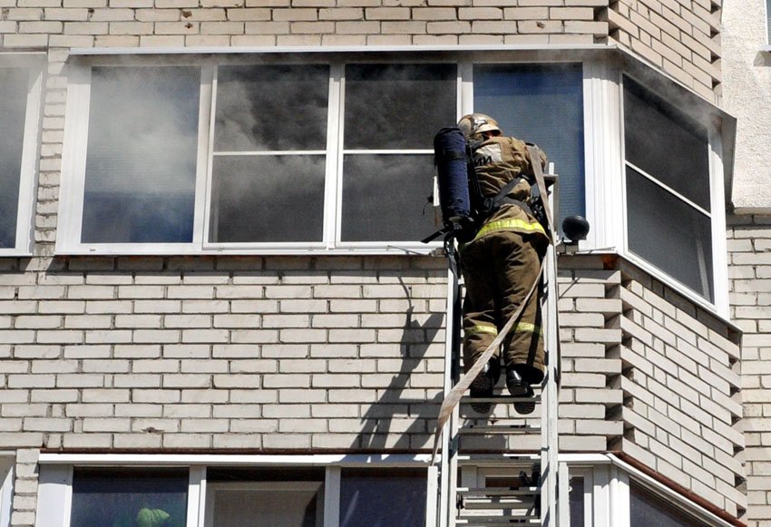 В Рязани на пожаре в пятиэтажке погиб мужчина