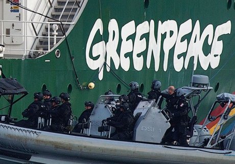 Greenpeace грозит штраф за атаку на российское судно