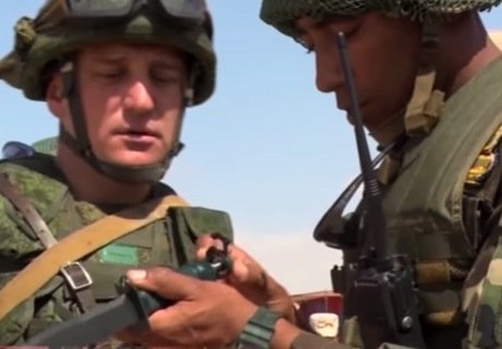 Десантники отстрелялись в египетской пустыне (видео)