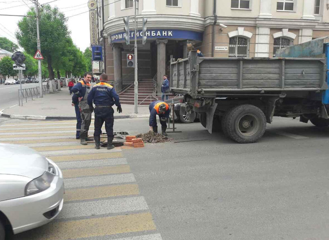 В мэрии прокомментировали провал асфальта на улице Ленина