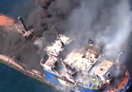 Российский танкер загорелся в Каспийском море (видео)