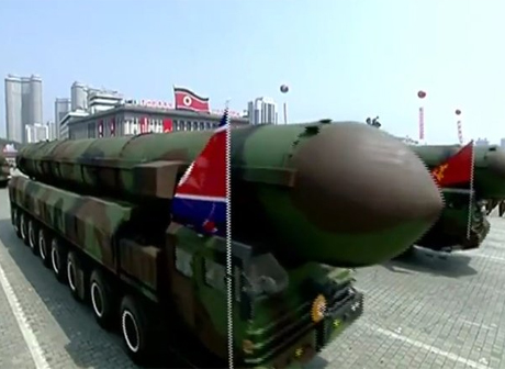 На параде в КНДР впервые показали новые баллистические ракеты (видео)