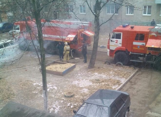 Днем в Рязани на улице Новоселов произошел пожар в пятиэтажке (видео)