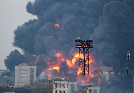 Площадь горящего в Петербурге склада – 10 тысяч кв.м. (видео)