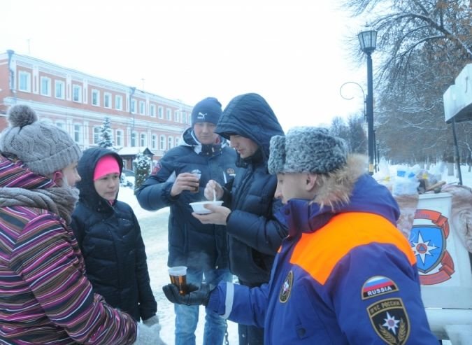 Фото: спасатели отогревают замерзших рязанцев горячим чаем