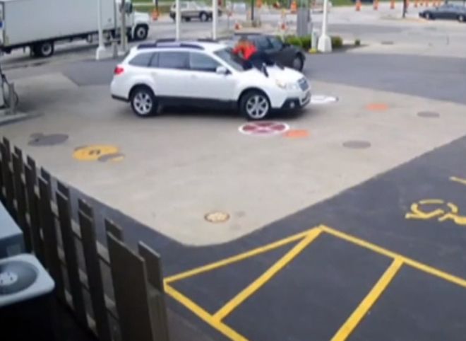Видео: женщина запрыгнула на капот кроссовера, пытаясь остановить угонщика