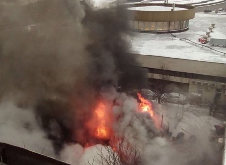 В Петербурге вспыхнул сильнейший пожар в ресторане (видео)