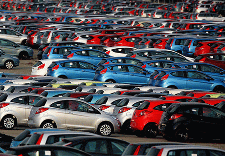 Продажи автомобилей в РФ сократились на треть