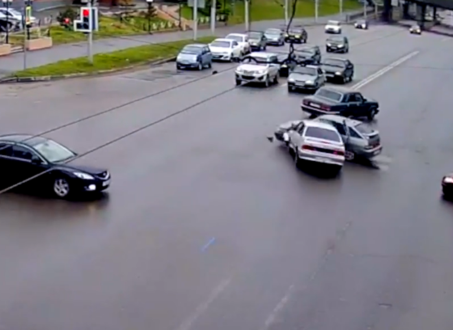 ДТП с участием двух ВАЗов на улице Циолковского попало на видео