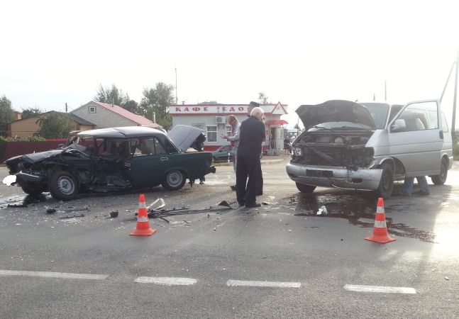 В ДТП под Рязанью пострадали водитель и пассажир ВАЗ-2107