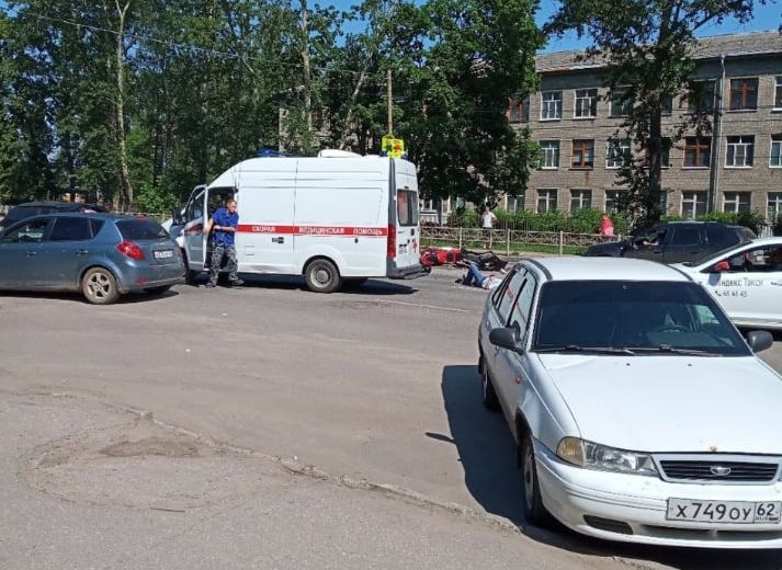 В ДТП с мотоциклом на улице Островского пострадали три человека