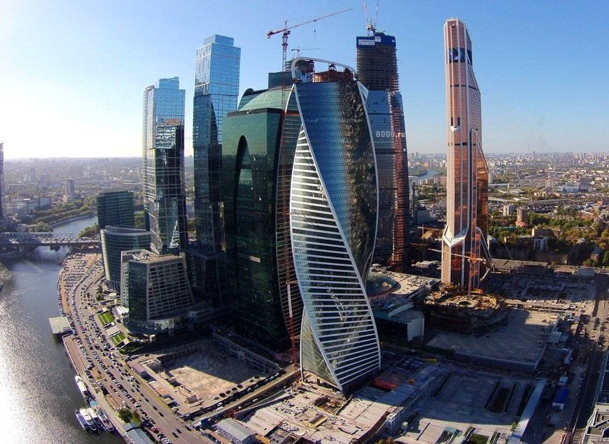 Двое экстремалов прыгнули с башни «Москва-Сити» (видео)