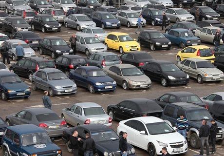 Производство легковых авто в РФ сократилось на 23,6%