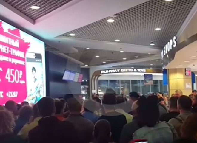 Пассажиры устроили протест в аэропорту Домодедово из-за задержек рейсов
