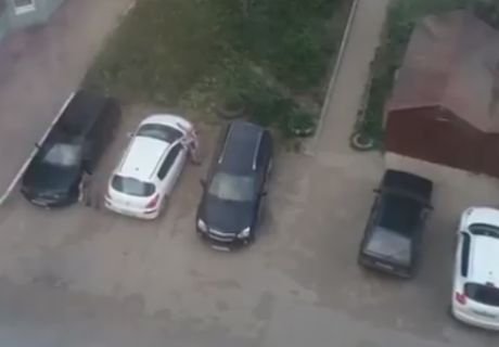 В Рязани двое мужчин разбили автомобиль (видео)