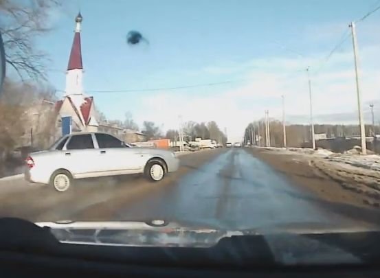 На въезде в Рязань на скользкой дороге занесло легковушку (видео)