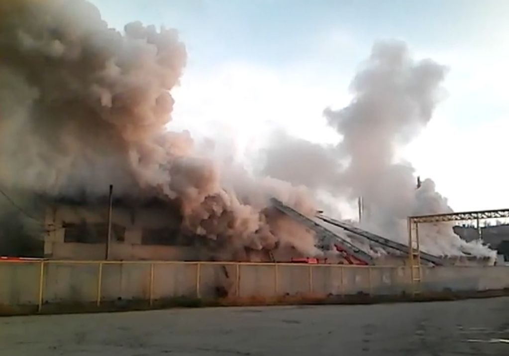 На Куйбышевском шоссе горел цех деревообработки (видео)