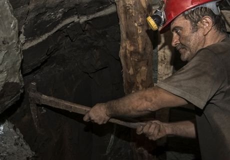 Под Красноярском рудник заблокировал 150 горняков