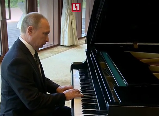 Путин сыграл на рояле перед встречей с китайским лидером
