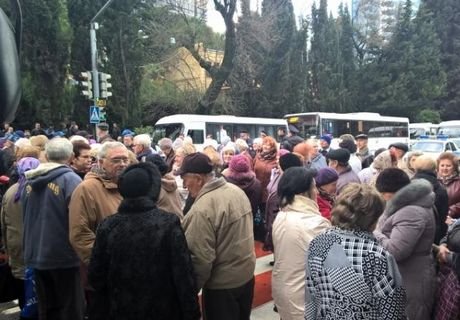 Пенсионеры Сочи протестуют из-за отмены льгот
