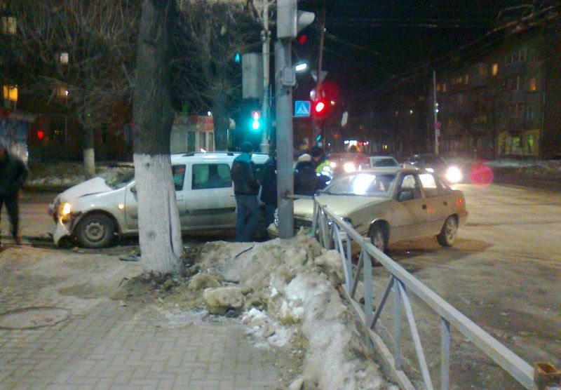 На улице Есенина столкнулись Daewoo и «Лада»
